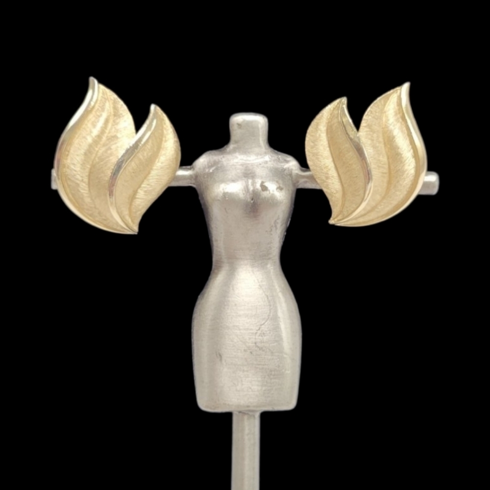 Vintage Crown Trifari Gold Tone Leaf Clip On Earrings Trifanium Mid Century